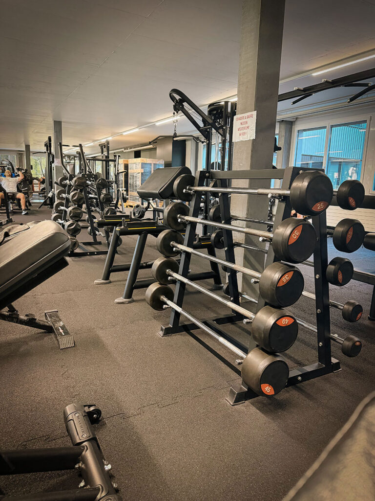 obsidian_gym_image00002 Freihantelbereich im OBSIDIAN Premium Fitness Studio in Sursee mit Langhanteln, Kurzhanteln und Kraftgeräten.