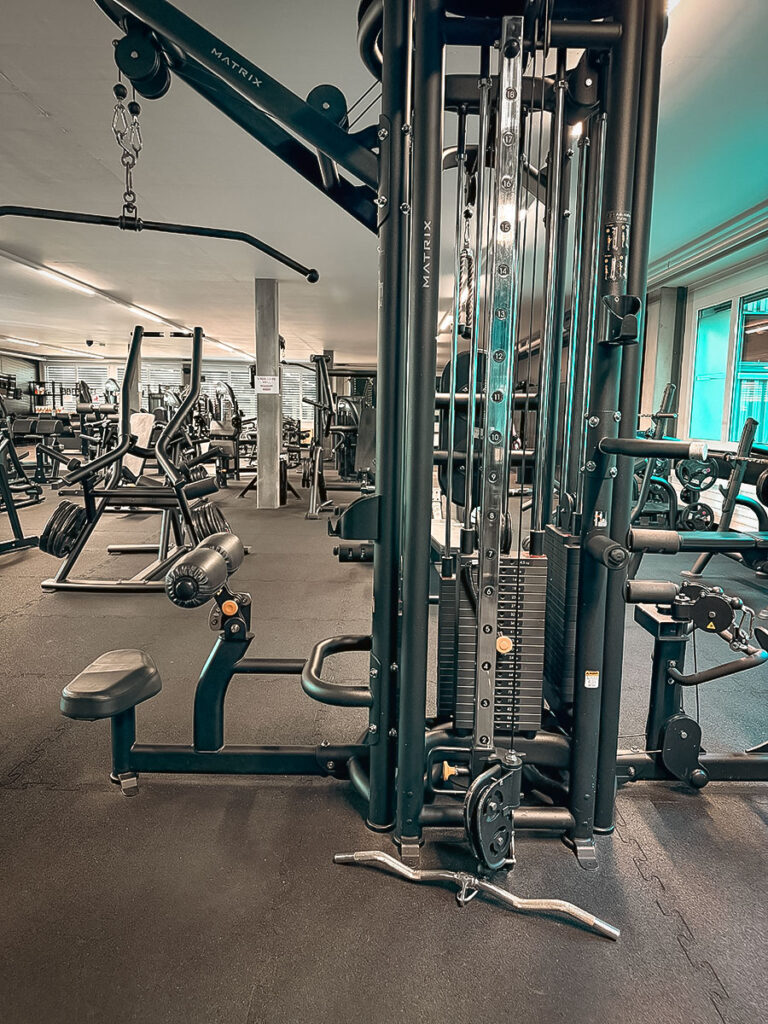 obsidian_gym_image00012 Kabelzugbereich im OBSIDIAN Premium Fitness Studio in Sursee mit Matrix-Kabelzugturm, Latzugstange und Trainingsstationen.