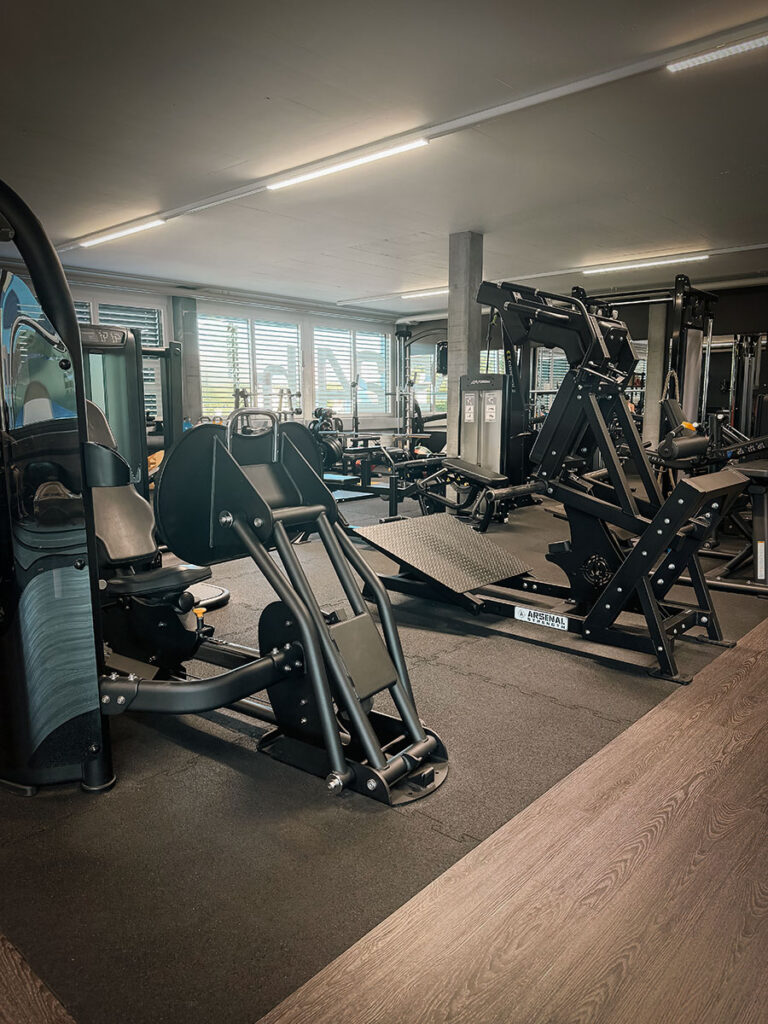 obsidian_gym_image00017 Gerätebereich im OBSIDIAN Premium Fitness Studio in Sursee mit Beinpresse, Kraftmaschinen und geführten Trainingsstationen.