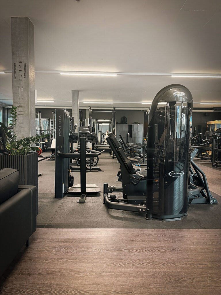 obsidian_gym_image00019 Kraftgerätebereich im OBSIDIAN Premium Fitness Studio in Sursee mit Matrix-Trainingsmaschinen und moderner Trainingsfläche.