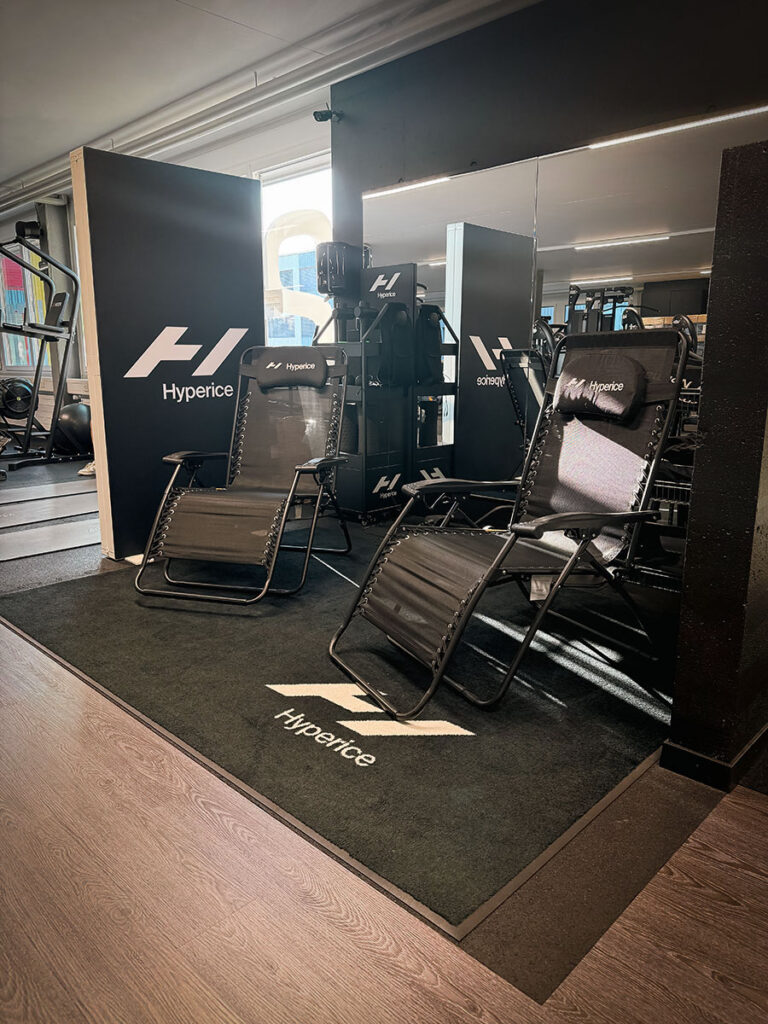 obsidian_gym_image00024 Recovery-Bereich im OBSIDIAN Premium Fitness Studio in Sursee mit Hyperice-Loungesesseln zur Regeneration nach dem Training.