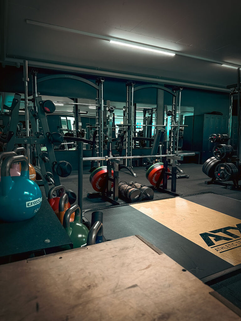 obsidian_gym_image00043 Functional-Training- und Powerlifting-Bereich im OBSIDIAN Premium Fitness Studio in Sursee mit Langhantel, Kettlebells und Hebeplattform.